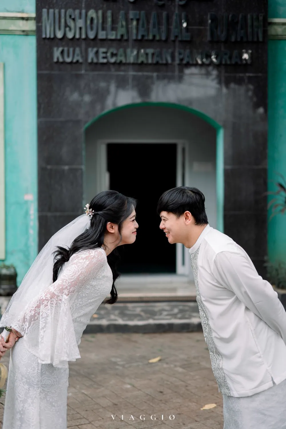 Pasangan akad nikah tertawa bahagia