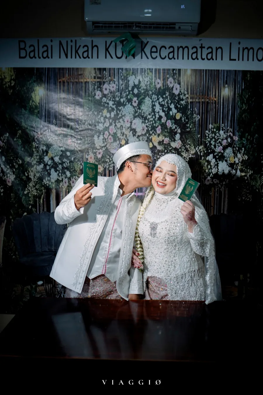 Momen haru pasangan usai akad nikah di KUA