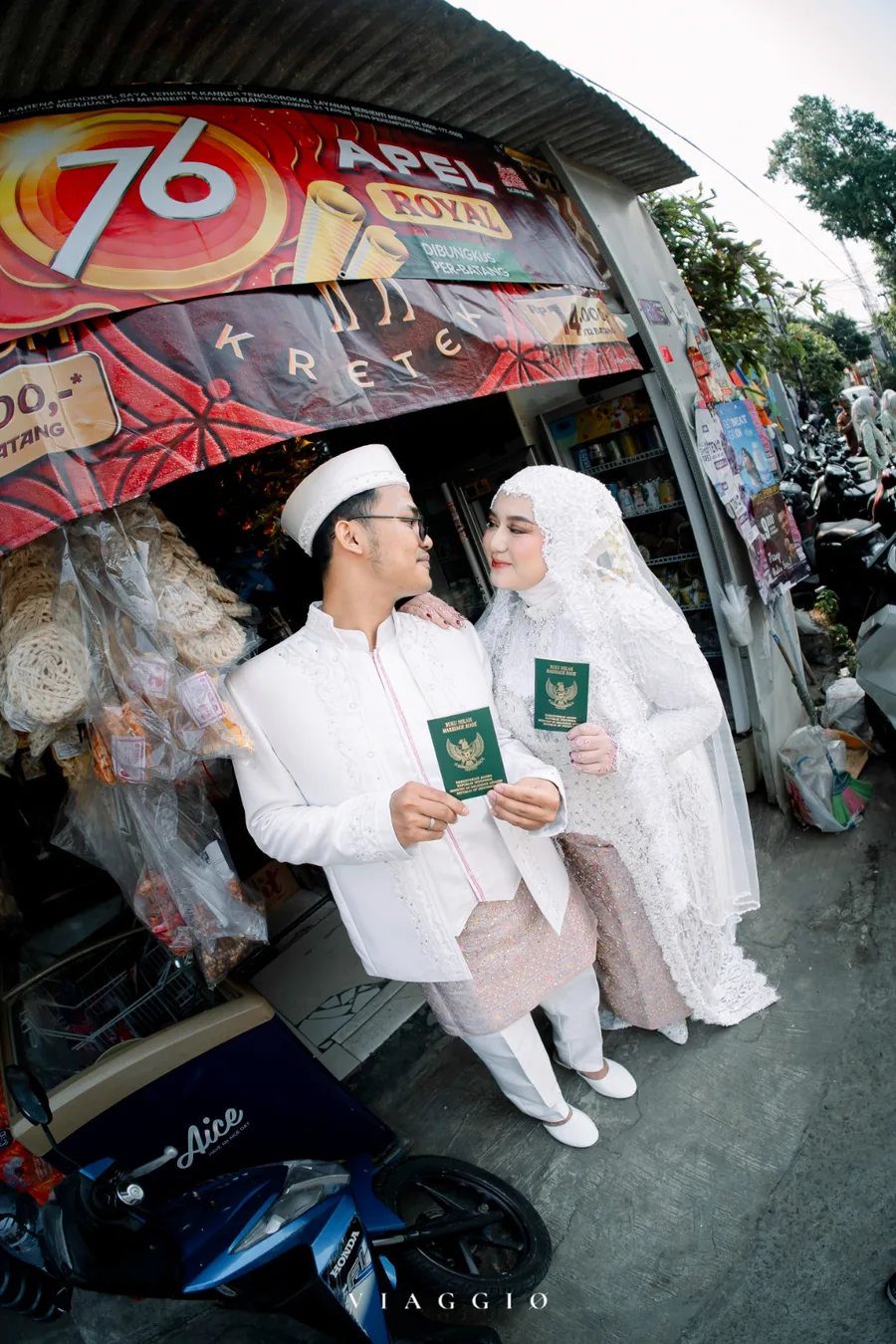 Pasangan candid dengan buku nikah di depan warung dekat KUA Limo