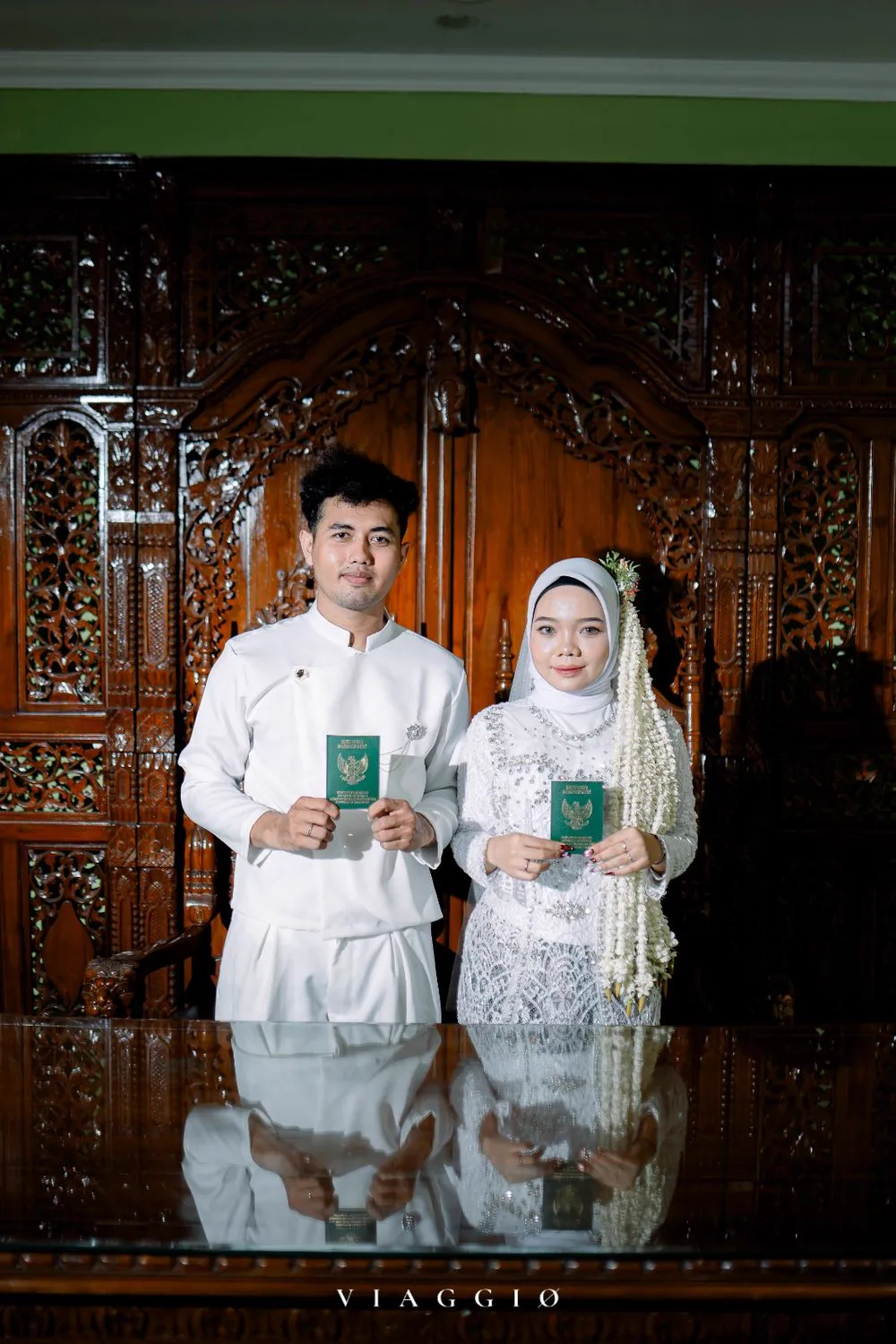 Pasangan menunjukkan buku nikah saat akad