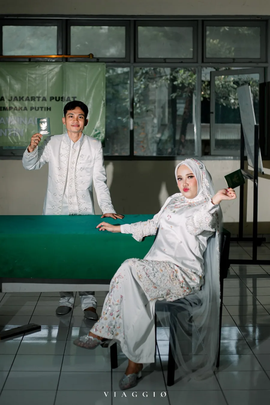 Pasangan playful di ruang KUA