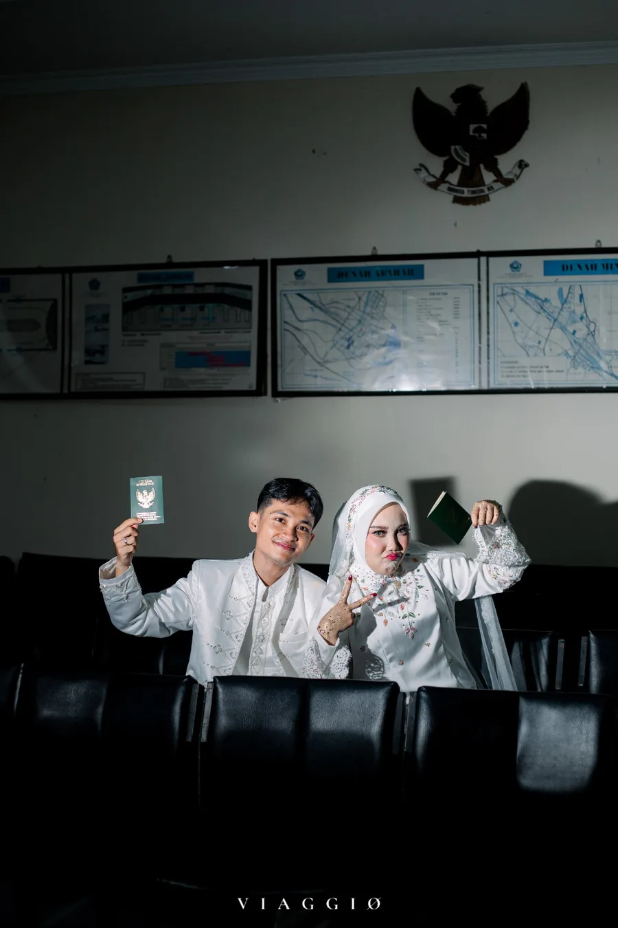 Momen playful pasangan dengan buku nikah
