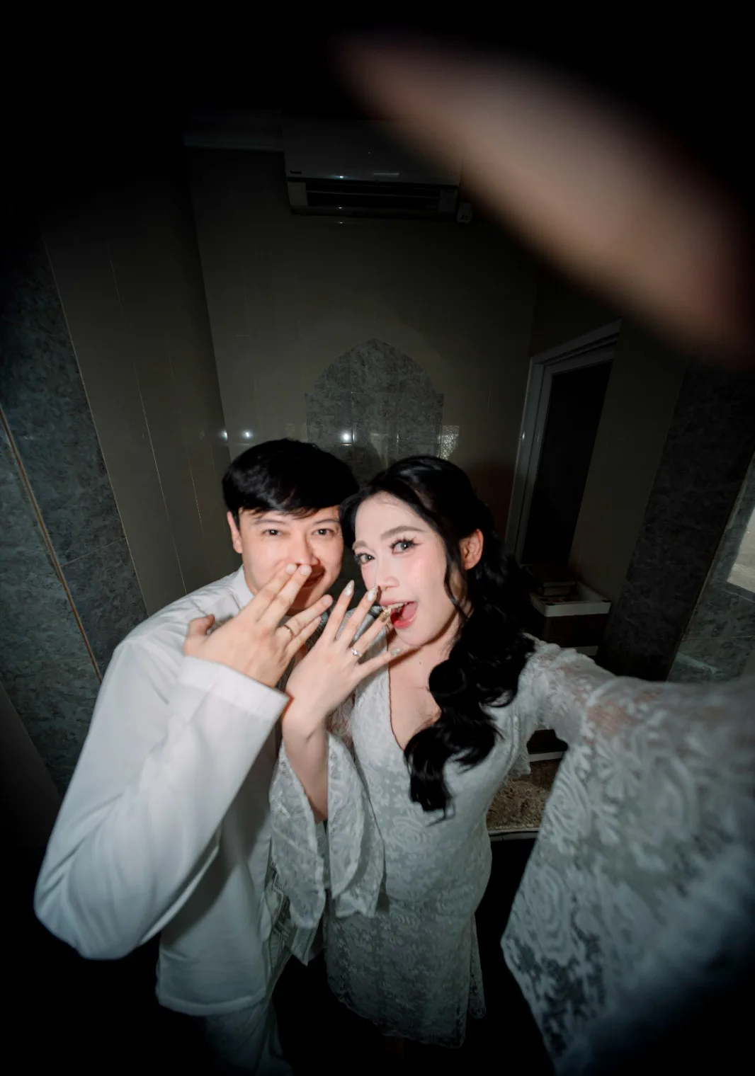 Pasangan selfie menunjukkan cincin nikah usai akad
