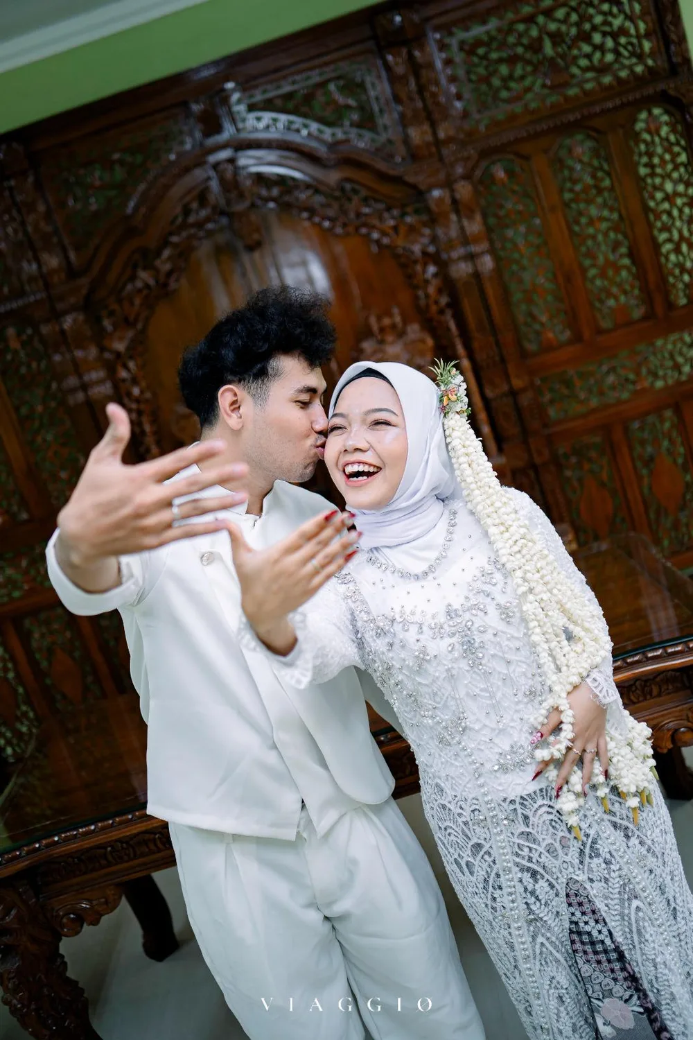 Cium pipi mesra, pengantin tertawa lepas