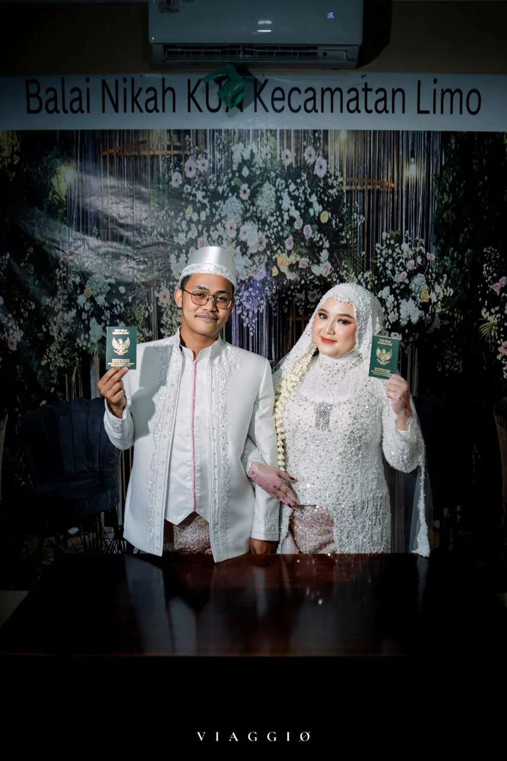 Pasangan formal dengan buku nikah di Balai Nikah