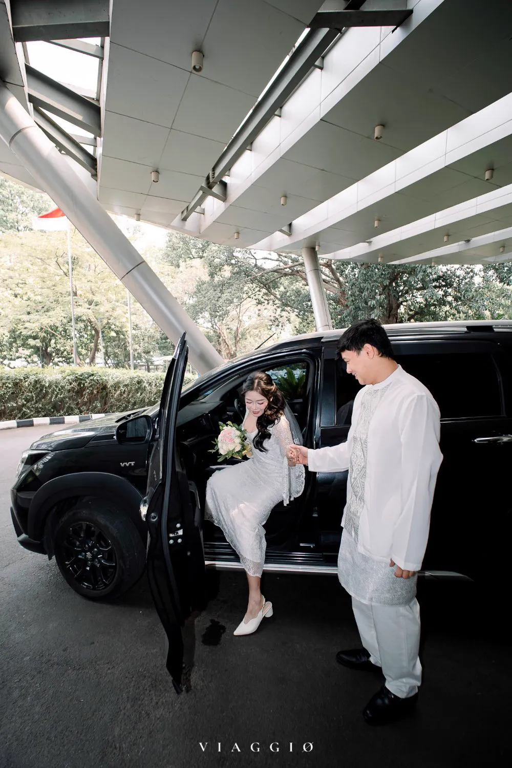 Momen candid pengantin keluar dari mobil