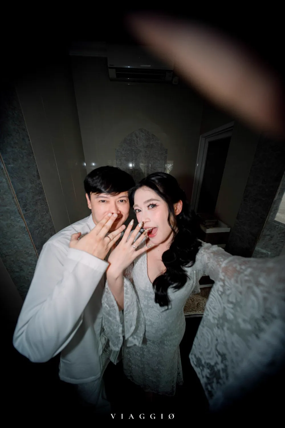 Pasangan tertawa natural saat sesi foto akad